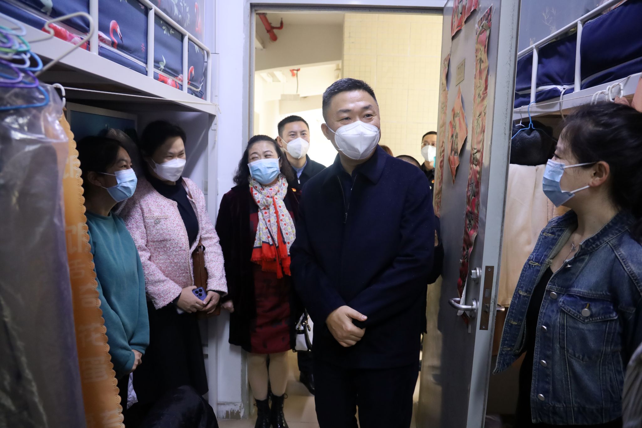 团广东省委书记冉波慰问mg冰球留校学生和医护人员