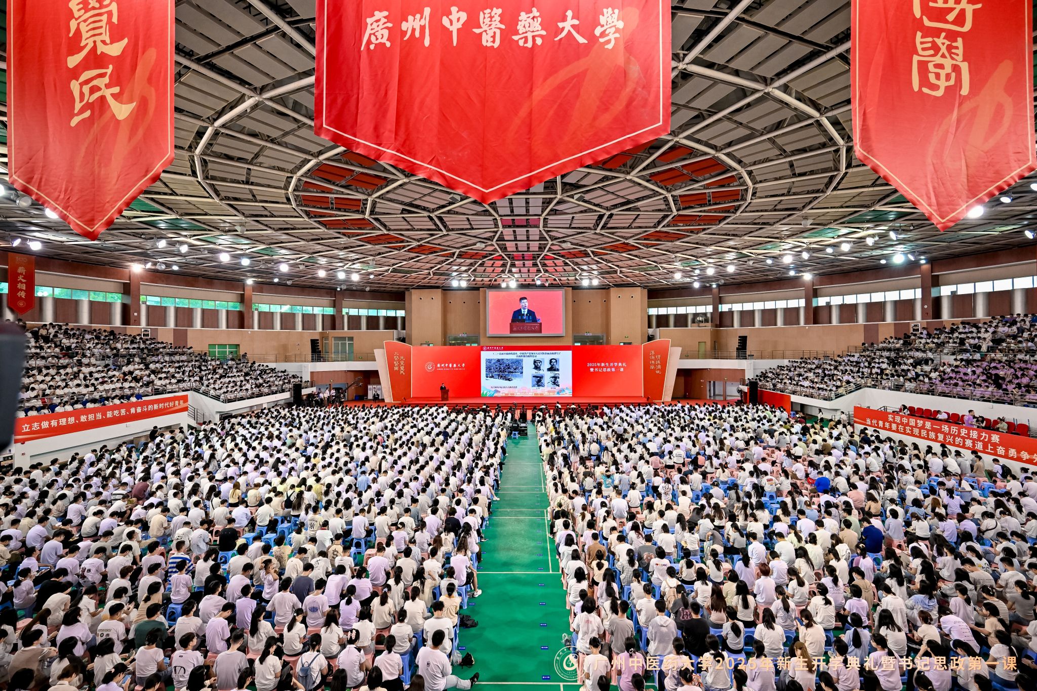 铭记抗战历史 传承岐黄薪火！mg冰球突破试玩党委书记陈文锋为2025级新生讲授“思政第一课”
