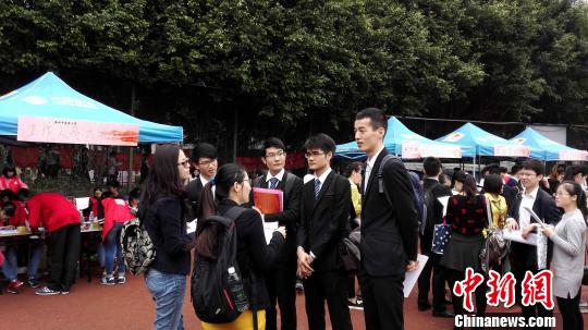 帅气“男护士”走俏招聘会(图)