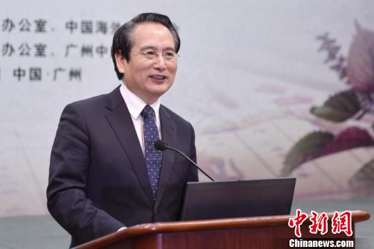 谭天星在华侨华人与海外中医药发展论坛上致辞 郭军 摄