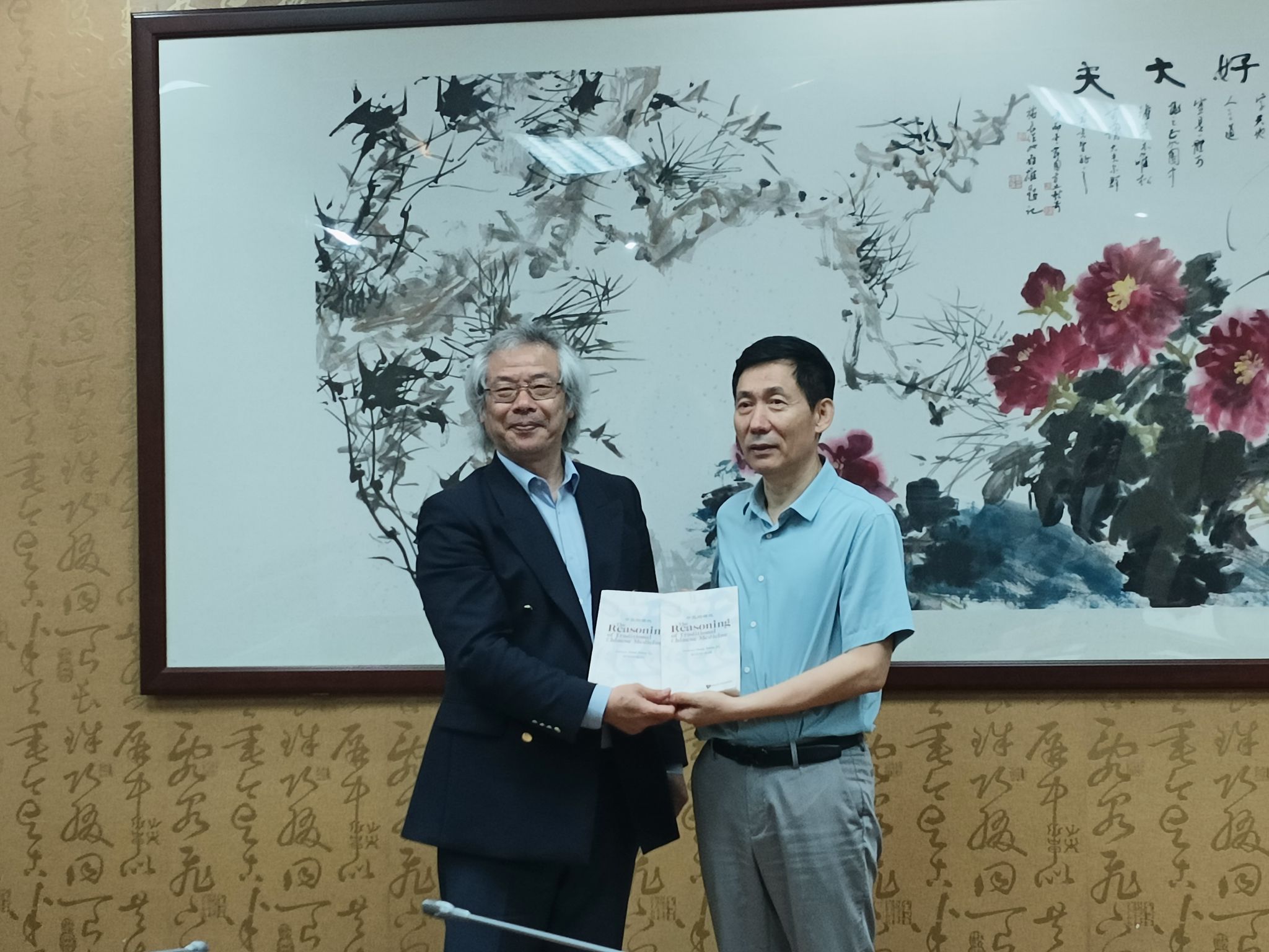 欧洲校友会会长一行来mg冰球突破试玩交流