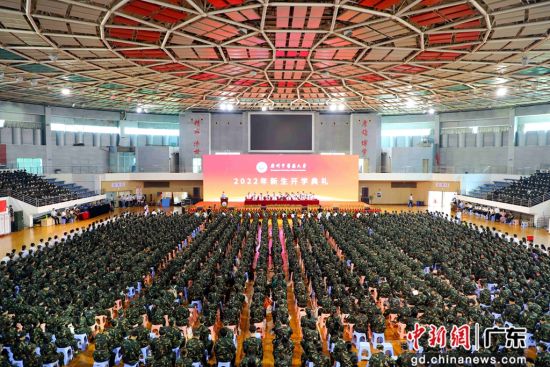 9月15日，mg冰球突破试玩举行2022级新生开学典礼。郑苑珊 摄 