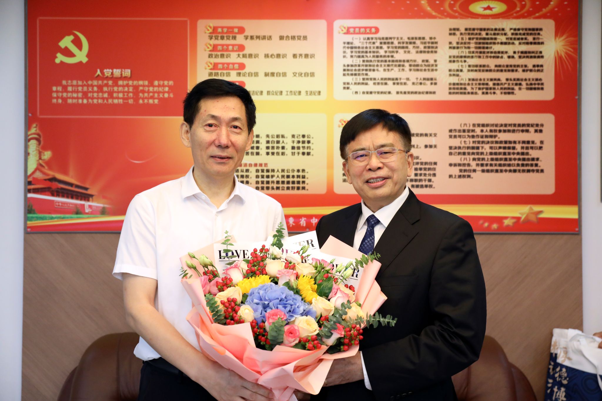 mg冰球突破试玩领导走访慰问教师