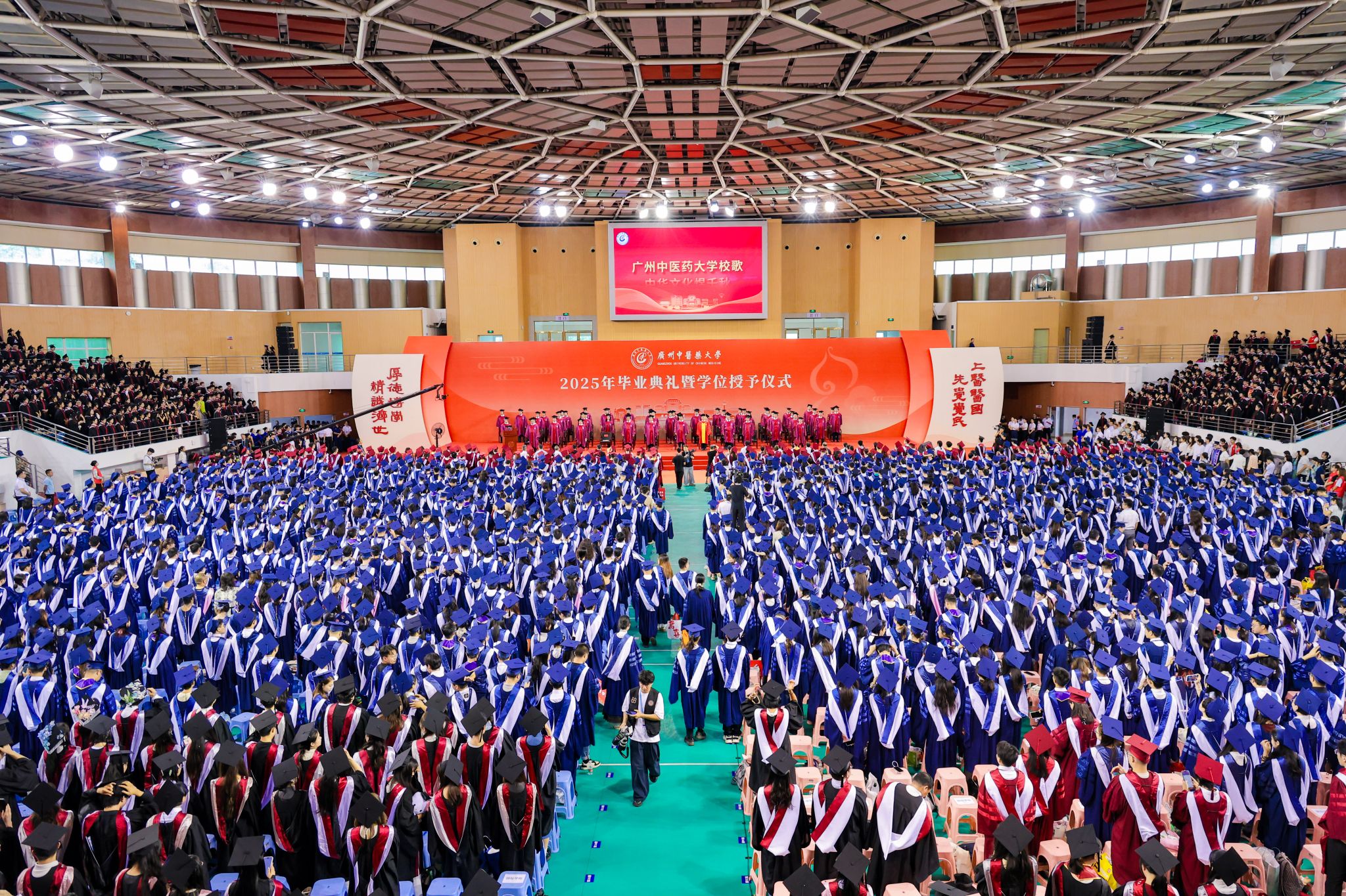 mg冰球突破试玩2025年毕业典礼暨学位授予仪式隆重举行 新百年首届毕业生扬帆起航