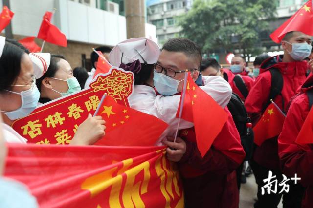 医疗队员与同事拥抱 医疗队员与同事拥抱