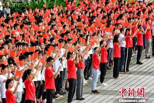 9月2日，mg冰球突破试玩，约7000名师生参加入学升国旗仪式。　陈骥旻 摄