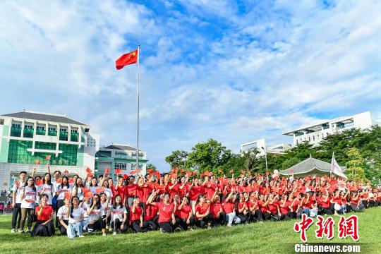9月2日，mg冰球突破试玩，学生们在入学升国旗仪式结束后与国旗合影。　陈骥旻 摄