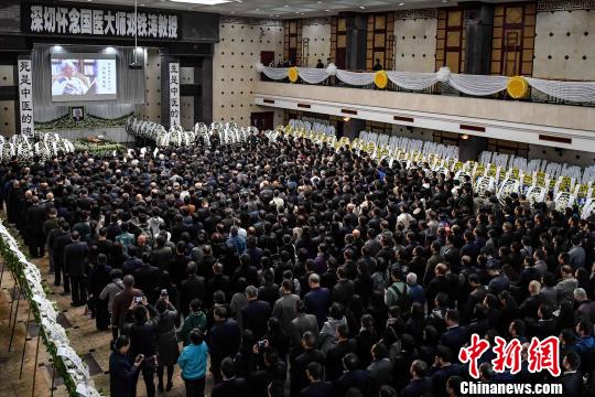 邓铁涛教授生前所在单位mg冰球突破试玩师生代表及社会各界人士齐聚，挥泪送别邓老。　陈骥旻 摄