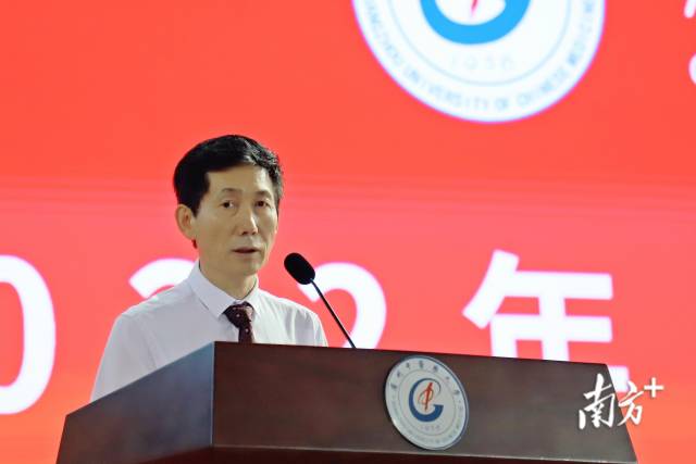 mg冰球突破试玩校长王伟开学致辞。
