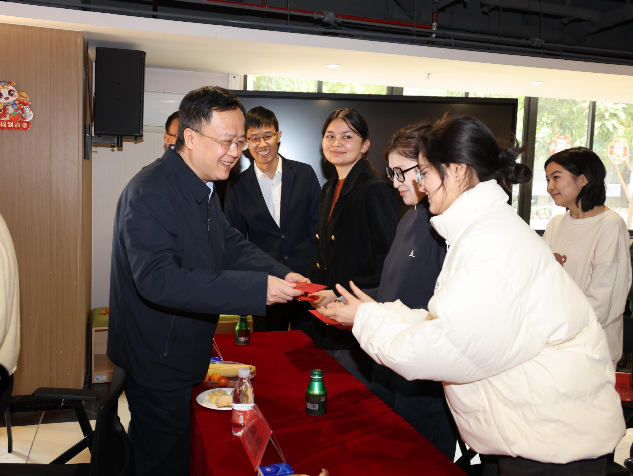 省委教育工委、省教育厅慰问组来mg冰球突破试玩走访慰问寒假留校新疆籍学生及少数民族专职辅导员