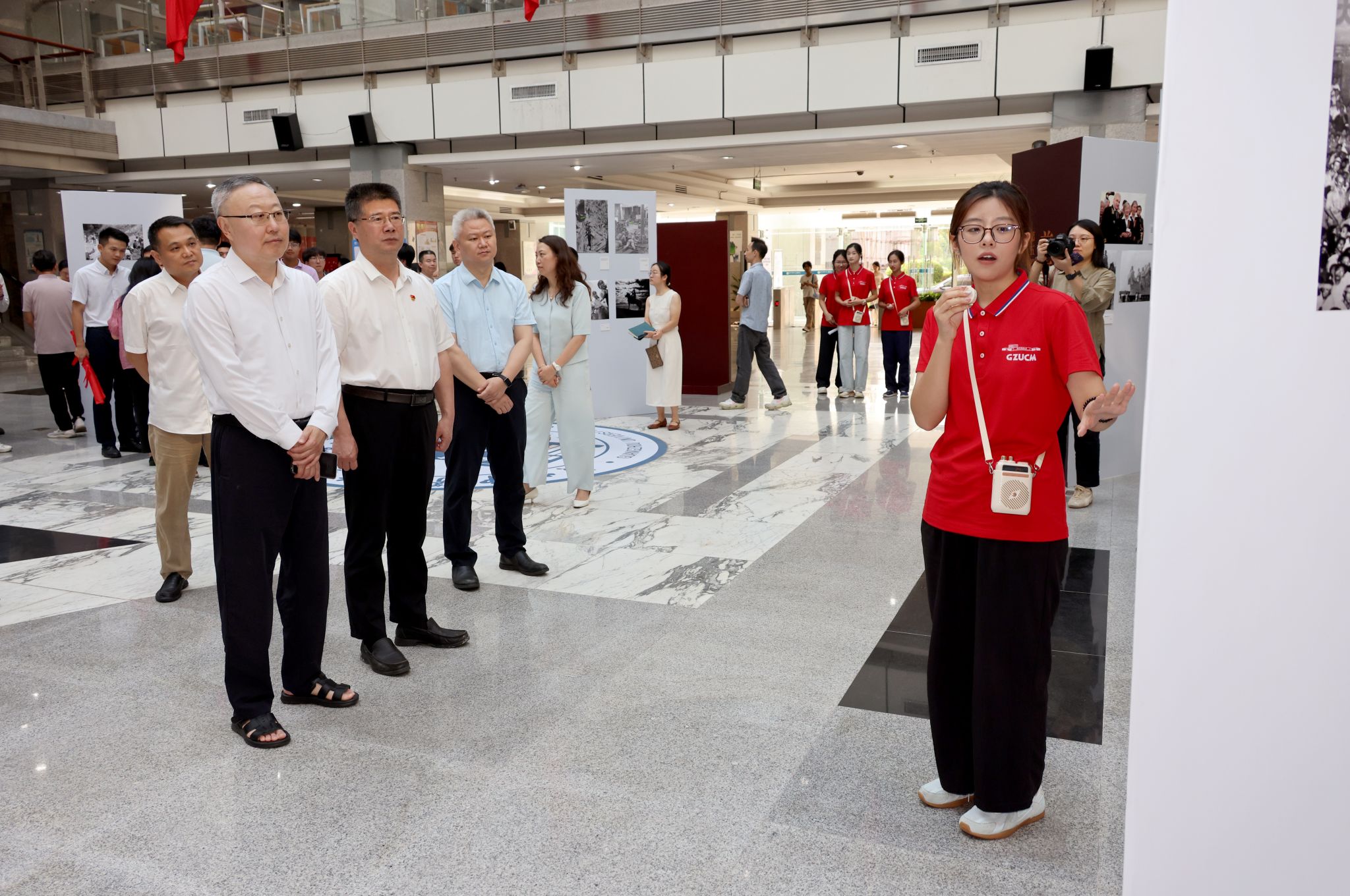 “国社之镜·世纪光影之人民必胜”图片展mg冰球突破试玩分展暨新华社进校园活动举行