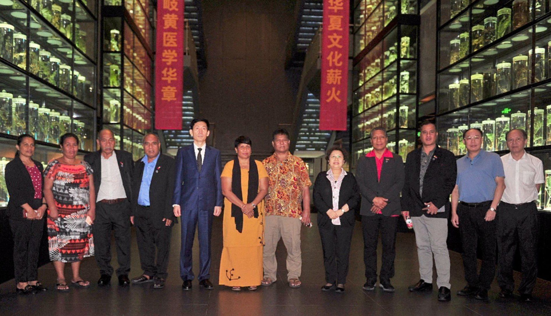 基里巴斯共和国议长坦加丽基·里特及代表团一行来mg冰球突破试玩访问