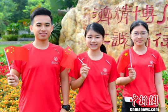 9月2日，mg冰球突破试玩，香港新生徐健林、张彦丽、池紫敏参加入学升国旗仪式。　陈骥旻 摄